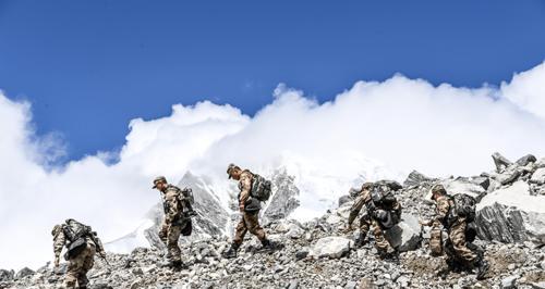 守护雪山，战胜无良登山客（在游戏中成为顶尖保护者）  第1张